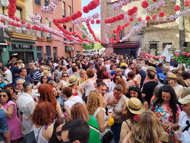 Así es el ambiente en la feria de Plasencia: cañas y concierto de Coti