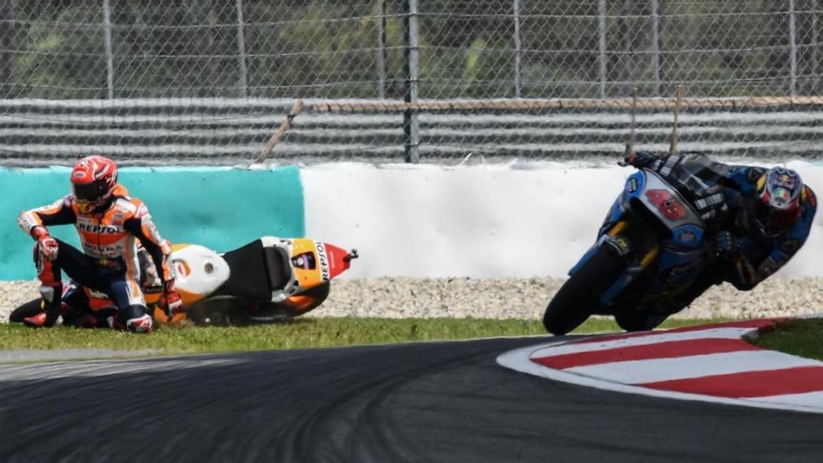 Marc Márquez (Honda) se ha caído hoy en la última curva de Sepang, justo delante del australiano Jac Miller (Honda).