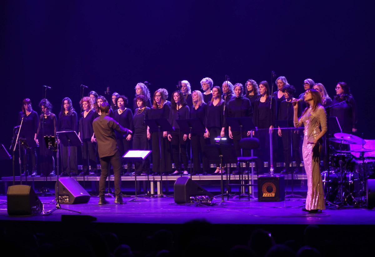 Elisabet Soler, cantant davant les veus del Cor de Teies dirigit per Marc Reguant