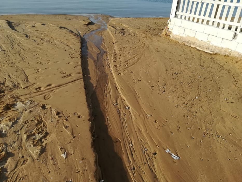 Clausuran una playa de Torrevieja por un vertido de aguas fecales