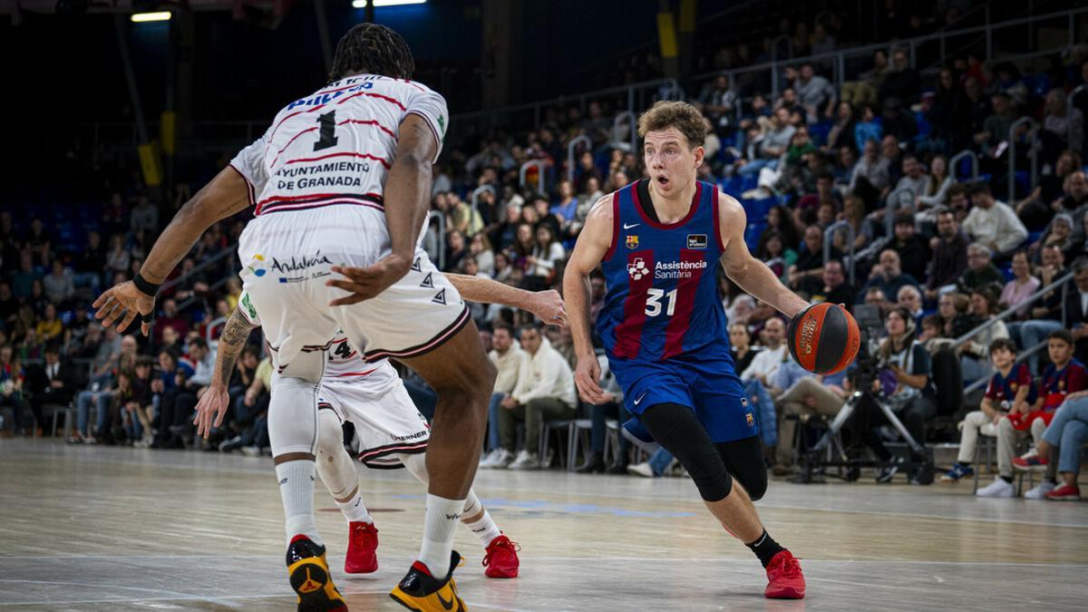 El azulgrana Jokubaitis maneja el balón en presencia de Felicio