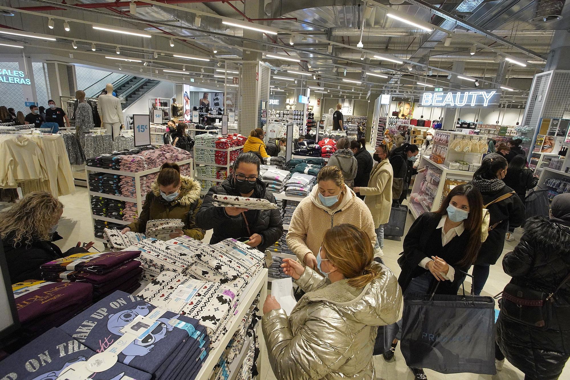 Gran expectació a l'obertura del Primark a l'Espai Gironès de Salt