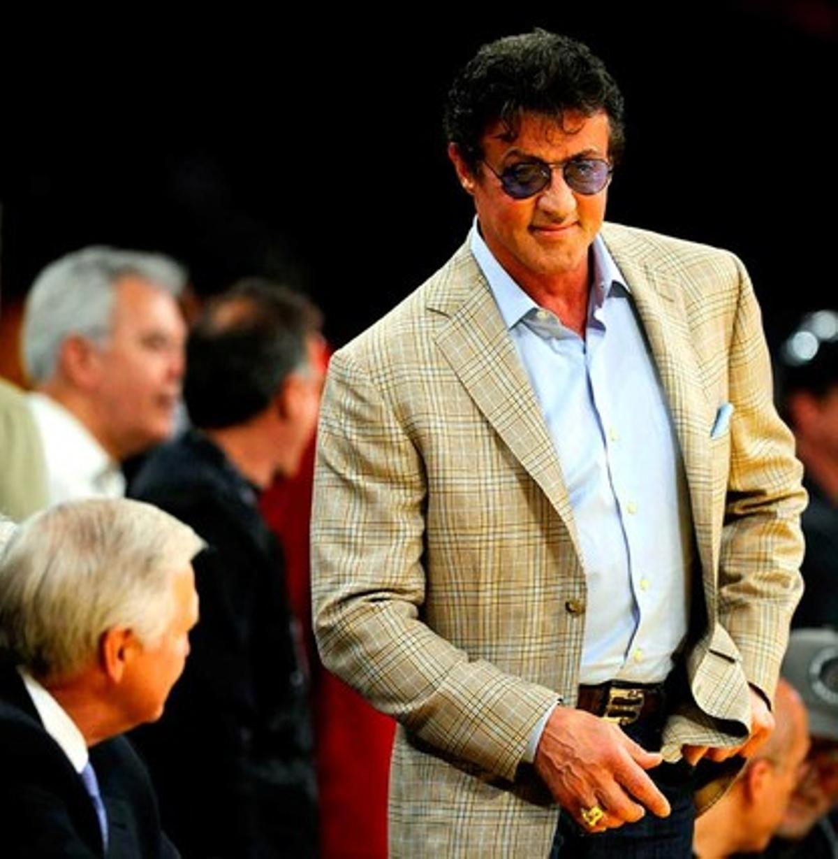 L’actor Sylvester Stallone busca el seu seient en la primera fila per observar un dels partits  entre Los Angeles Lakers i el Celtics de Boston.