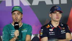 Sakhir (Bahrain), 28/02/2024.- Spanish driver Fernando Alonso (L) of Aston Martin and Dutch driver Max Verstappen of Red Bull Racing attend a press conference for the Formula One Bahrain Grand Prix, in Sakhir, Bahrain, 28 February 2024. The Formula 1 Bahrain Grand Prix is held on 02 March 2024. (Fórmula Uno, Bahrein) EFE/EPA/ALI HAIDER