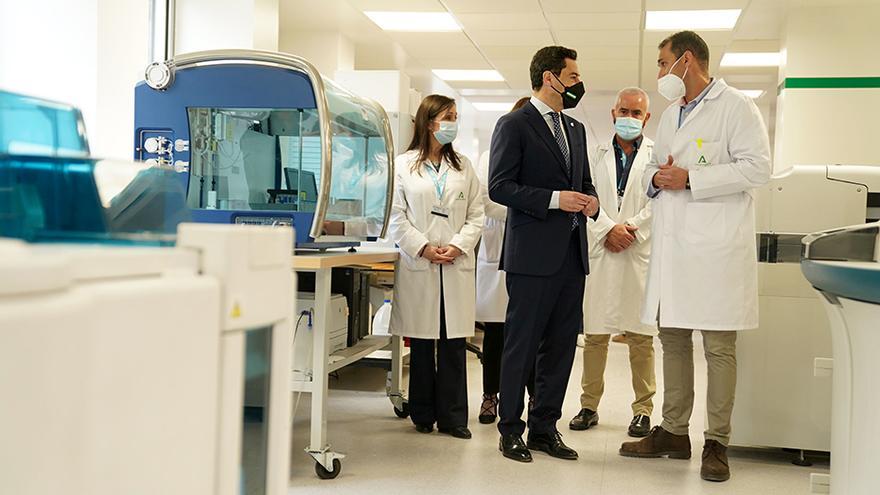 El presidente Juanma Moreno, durante su visita a los nuevos laboratorios del Hospital Materno Infantil de Málaga.