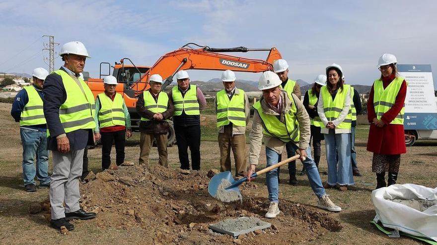 Óscar Medina pone la primera piedra del nuevo campo de fútbol de El Morche, en Torrox