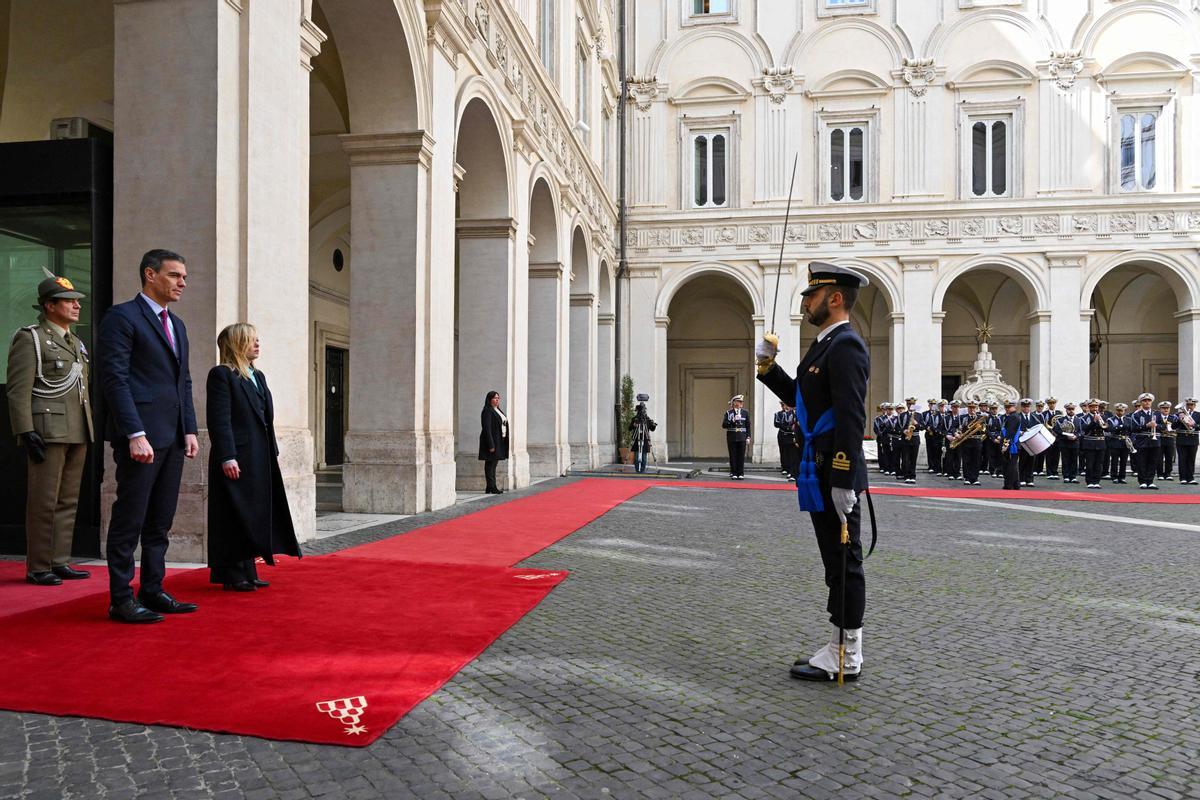 La primera ministra de Italia, Giorgia Meloni, y su homólogo español, Pedro Sánchez, se cuadran durante una ceremonia de bienvenida el 5 de abril de 2023 a la llegada de Sánchez para su reunión en el Palazzo Chigi de Roma. (Foto de Andreas SOLARO / AFP)