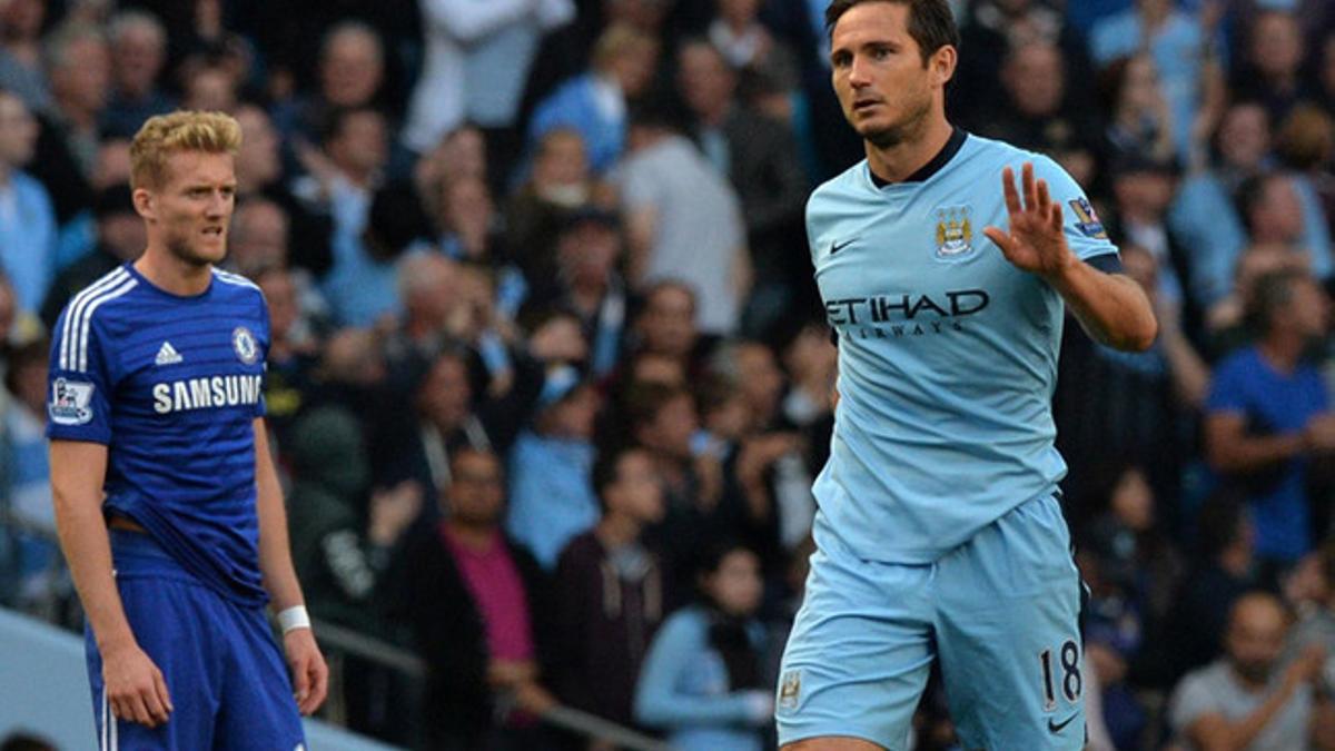 Frank Lampard (derecha) se convirtió en el héroe del City frente al Chelsea