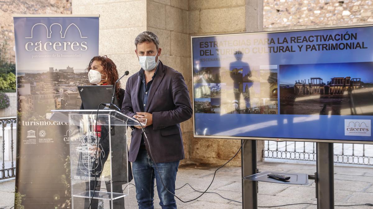 El concejal de Turismo, Jorge Villar, presenta este miércoles la estrategia conjunta que realizarán las ciudades Patrimonio de la Humanidad para recuperar el sector turístico.