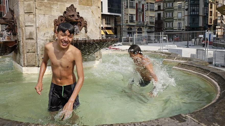 Jóvenes refrescándose en la plaza del Marqués.