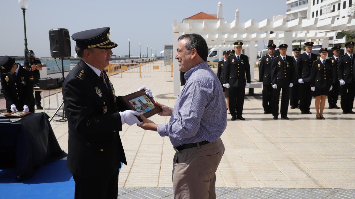 José Luis Aparicio, gerente de los Servicios Sanitarios de Lanzarote, recoge la placa.
