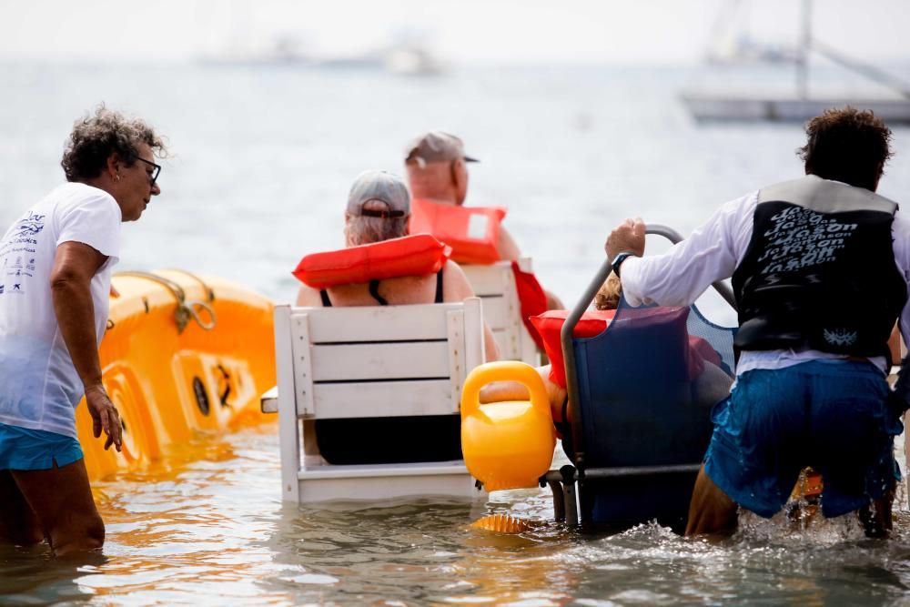 Los voluntarios y profesionales de ''Un mar de posibilidades'' construyeron una plataforma de madera que flota gracias a dos kayaks