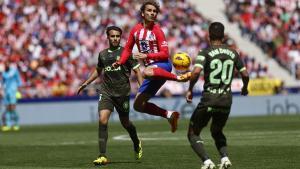 Griezmann toca un apelota ante la defensa del Girona