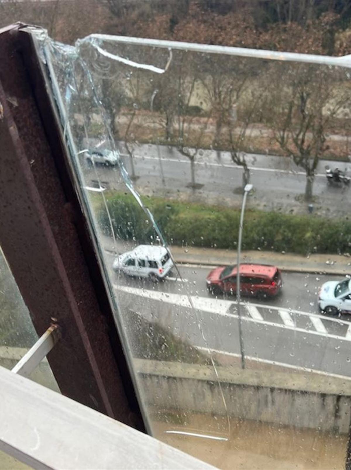 Esquerdes en almenys un dels vidres de la passarel·la que enllaça amb la Reforma