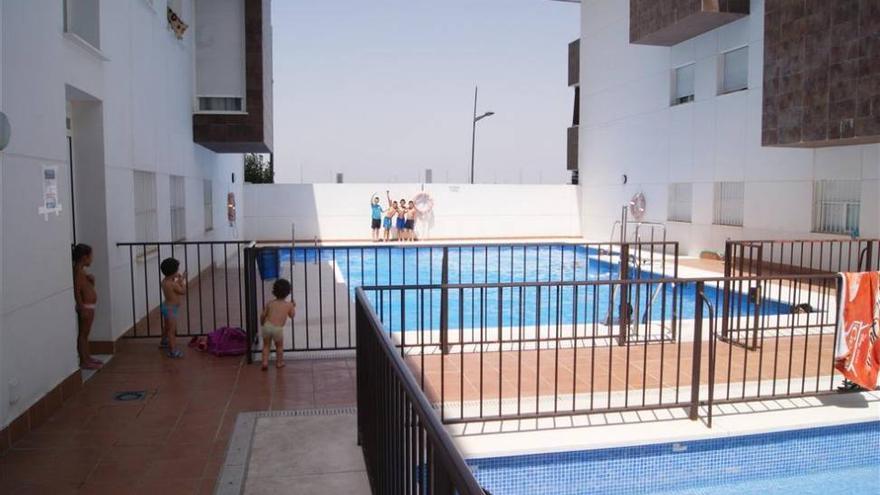 Una deuda de Suvilusa impide a treinta vecinos usar una piscina