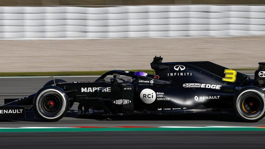 Daniel Ricciardo, a los mando de su Renault en los test de Barcelona.