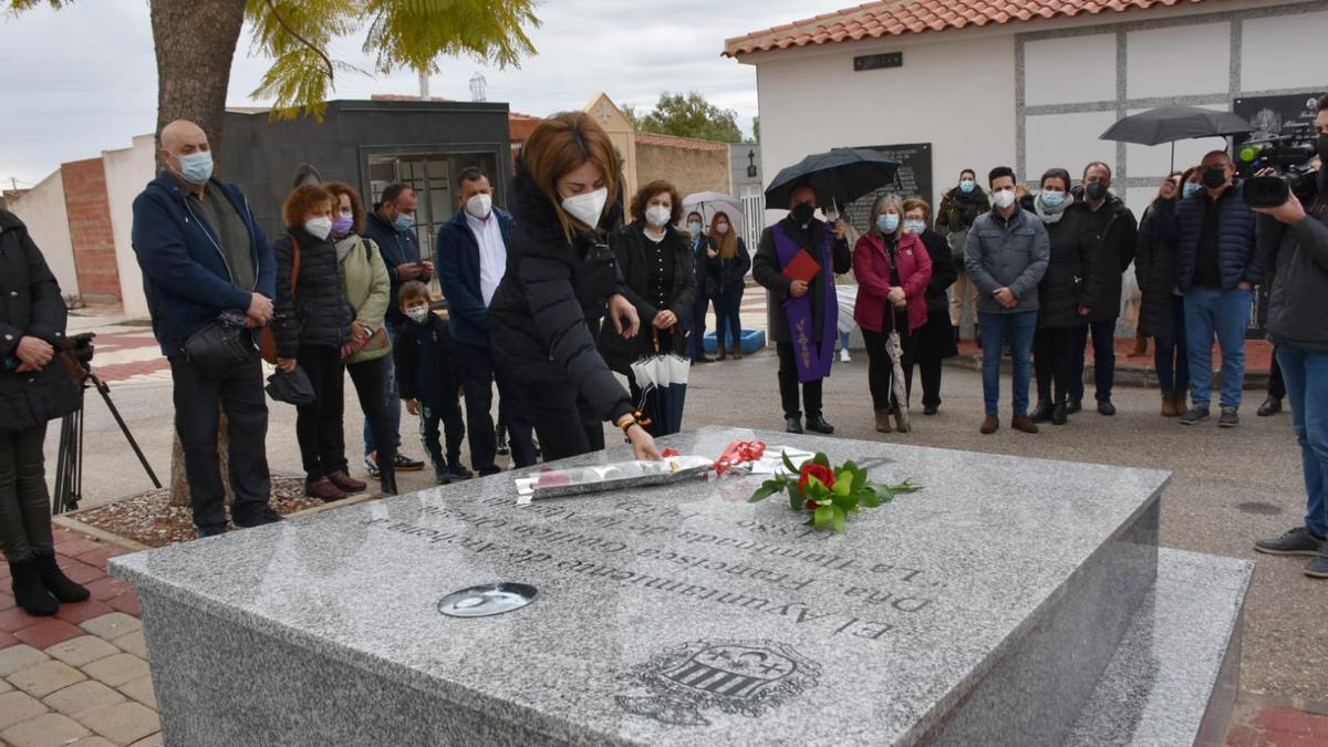 Patricia Fernández preside el acto de traslado al monumento funerario del Camposanto de Archena de “La Iluminada de La Algaida”