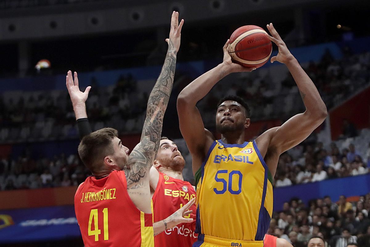 Jakarta (Indonesia), 28/08/2023.- Bruno Caboclo of Brazil (R) in action against Juancho Hernangomez of Spain (L) during the FIBA Basketball World Cup 2023 group stage match between Brazil and Spain in Jakarta, Indonesia, 28 August 2023. (Baloncesto, Brasil, España) EFE/EPA/ADI WEDA
