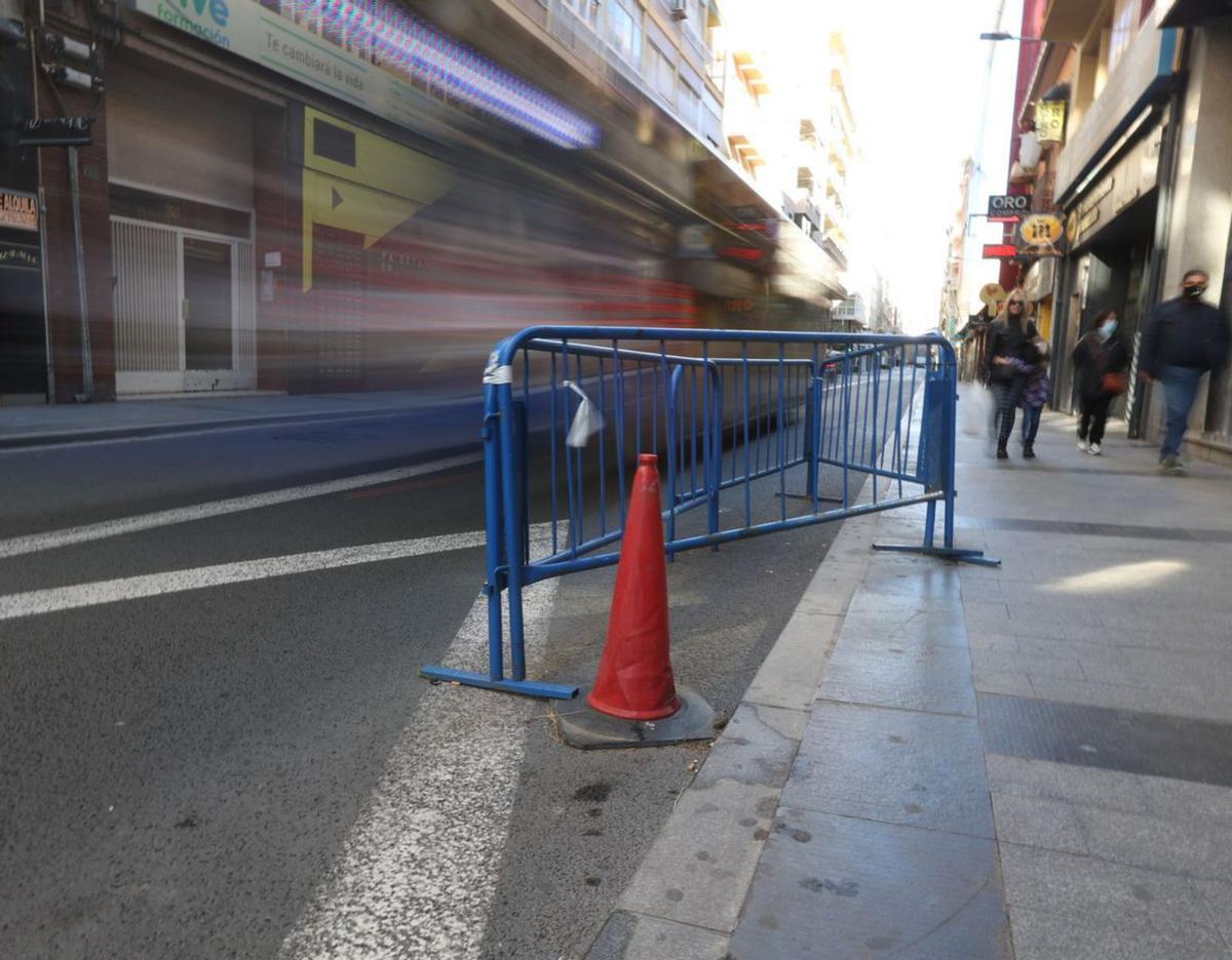 Alicante, la ciudad de las vallas azules