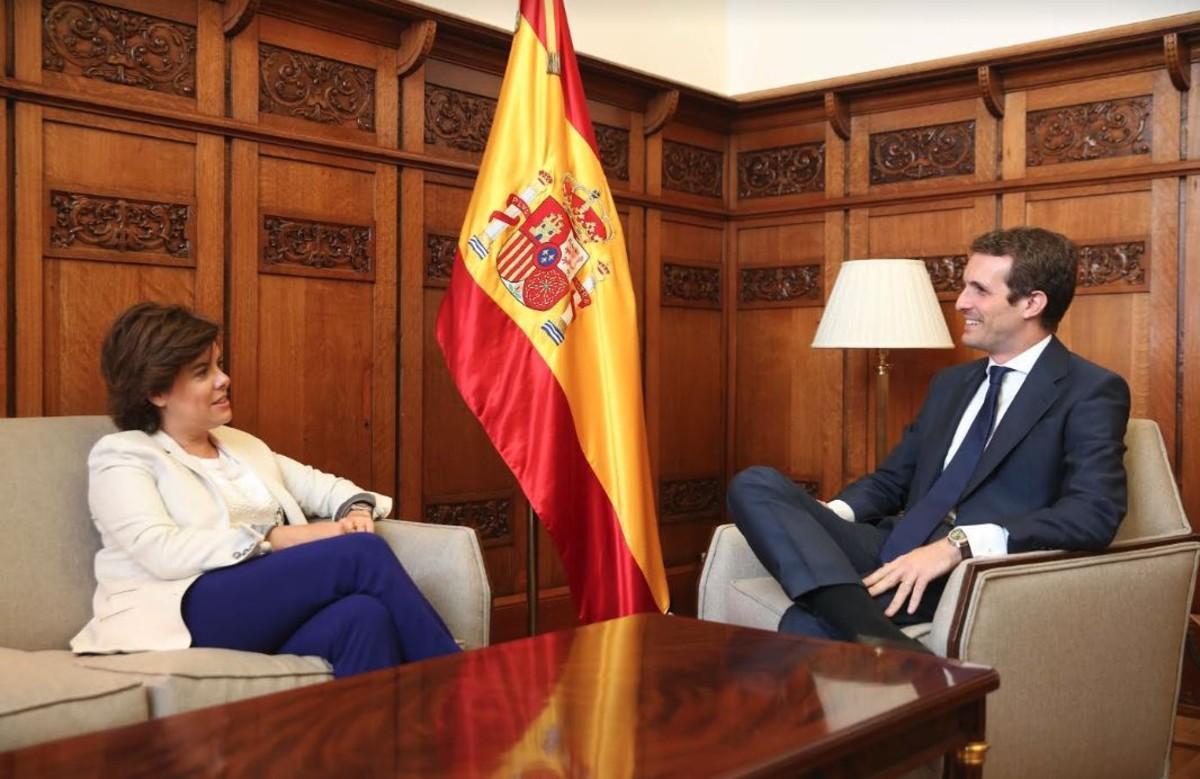 Soraya Sáenz de Santamaría y Pablo Casado, al inicio de la reunión en el Congreso de los Diputados.