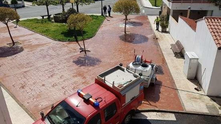 Trabajos de limpieza en la Praza Benito Rivas de Silleda