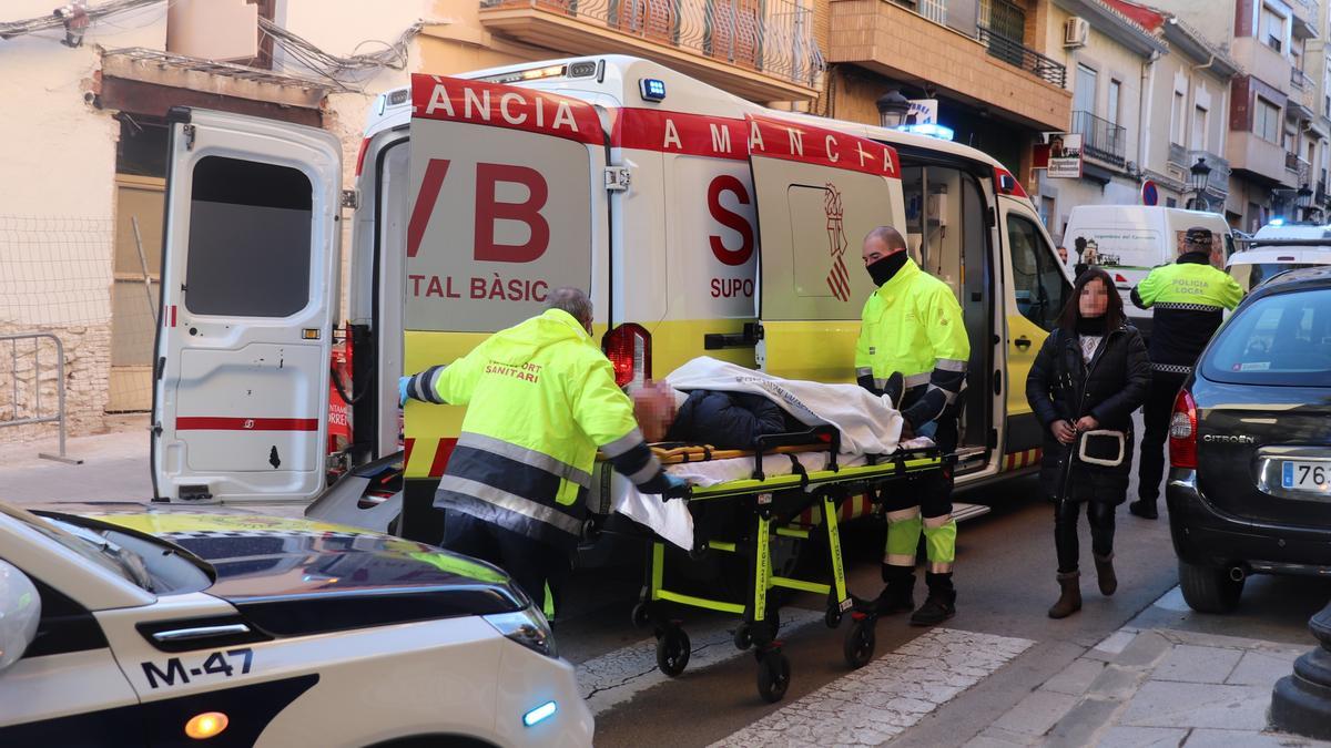 El anciano atropellado en Torrent es atendido por una ambulancia del SVB.
