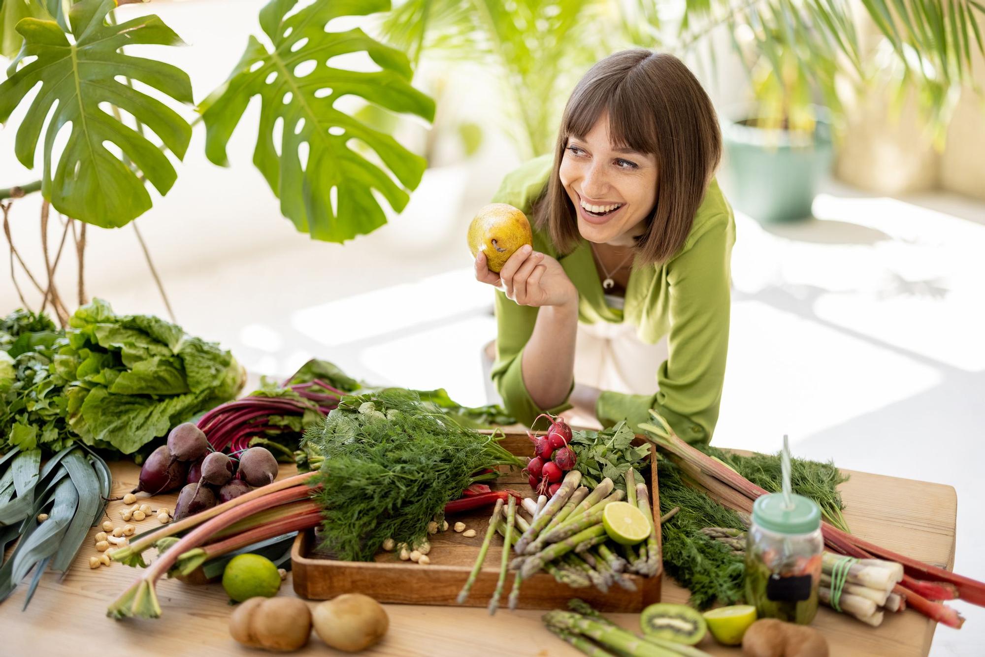 Una mujer comiendo frutas saludables, indispensables en la dieta paleo