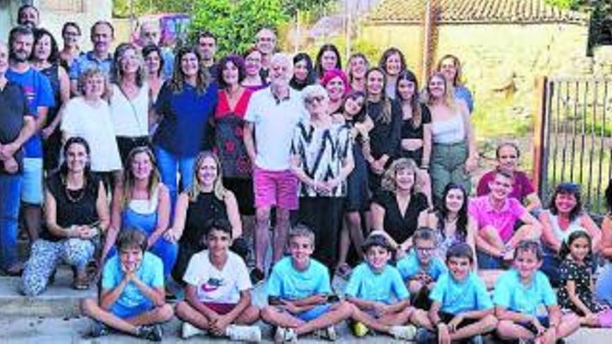 L’escola de Sant Climenç de Pinell homenatja el professor Ramon Segués per la seva jubilació | ARXIU PARTICULAR