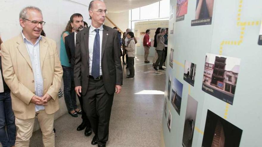 El Conselleiro de Sanidade inaugura una exposición sobre la depresión con motivo del Día de la Salud Mental.