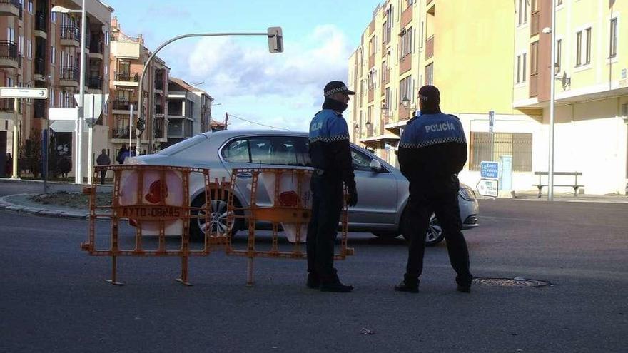 Dos agentes de la Policía Local durante un servicio de prevención realizado en unas fiestas de la ciudad.