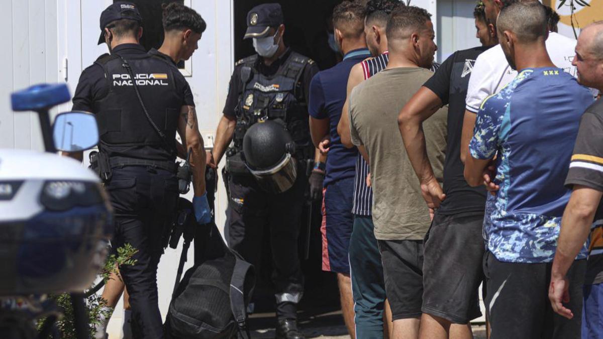 Migrantes en el puerto de Eivissa este verano. | TONI ESCOBAR