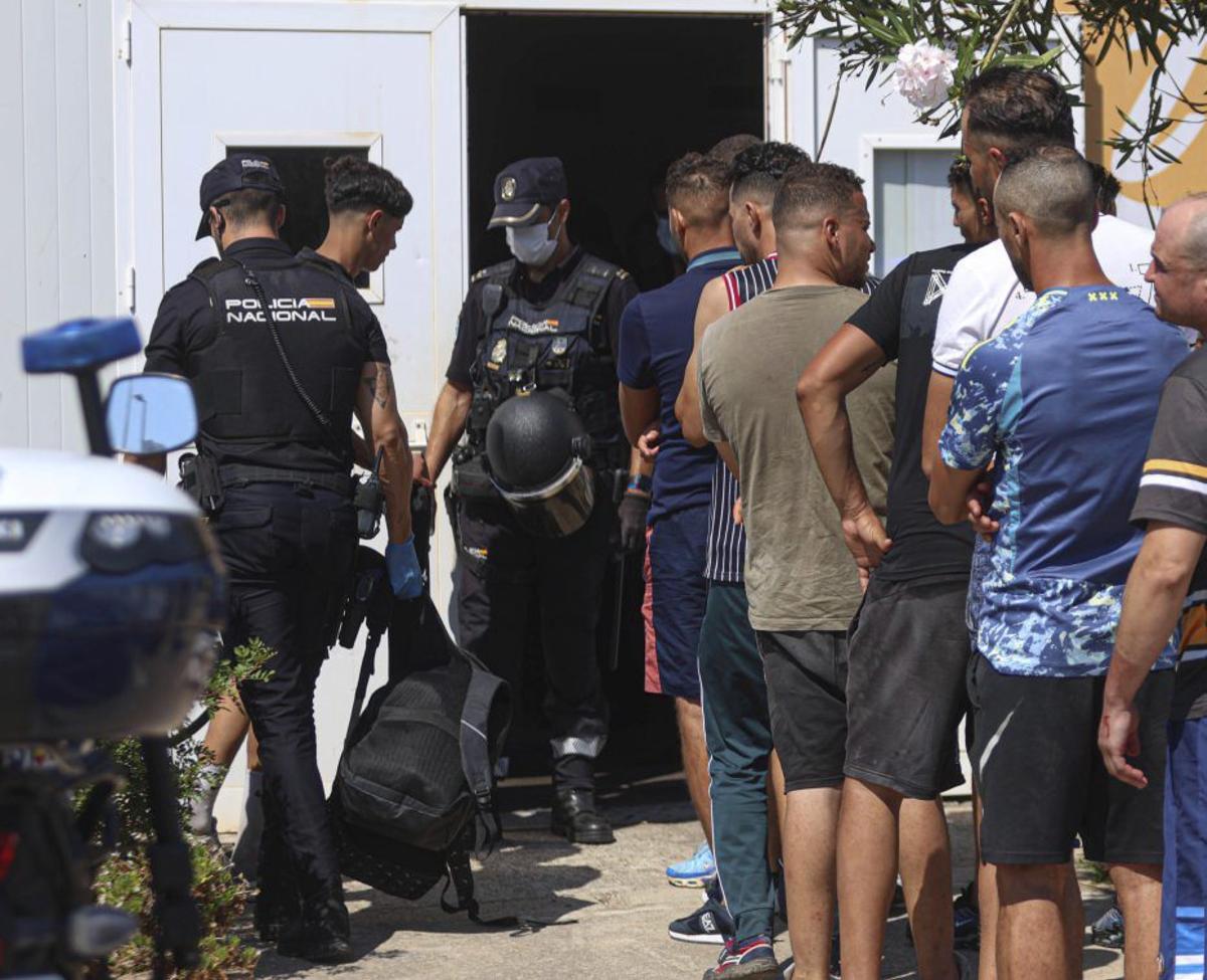 Migrantes en el puerto de Eivissa este verano.