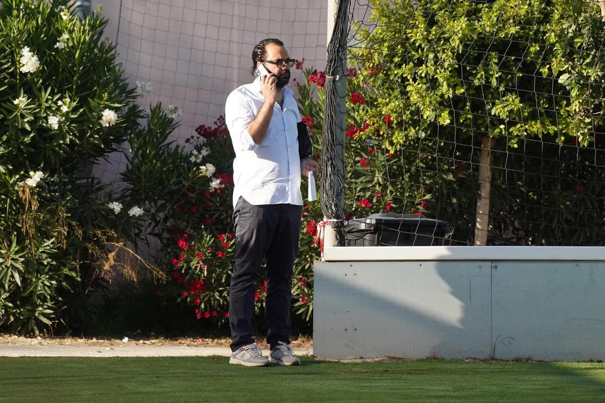 Víctor Orta presenciando el entrenamiento del Sevilla FC