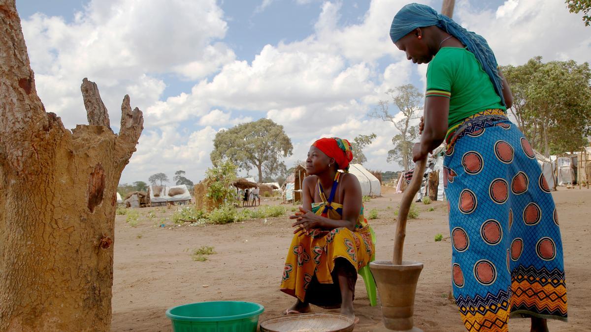 Dos mujeres desplazadas en un campamento de Médicos Sin Fronteras en Mozambique.