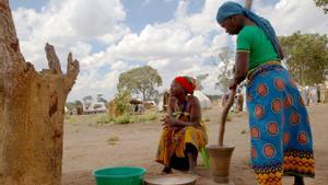 Dos mujeres desplazadas en un campamento de Médicos Sin Fronteras en Mozambique. 