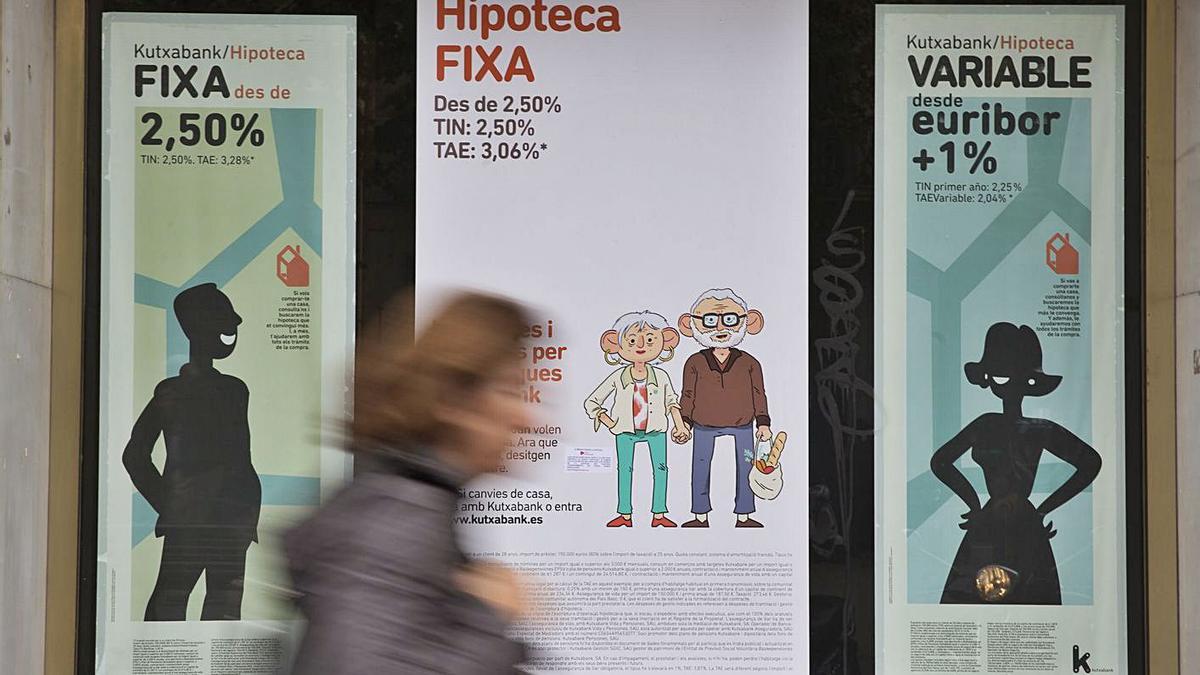 Cartells publicitaris d’ofertes d’hipoteques a Barcelona | ARXIU/ALBERT BERTRAN
