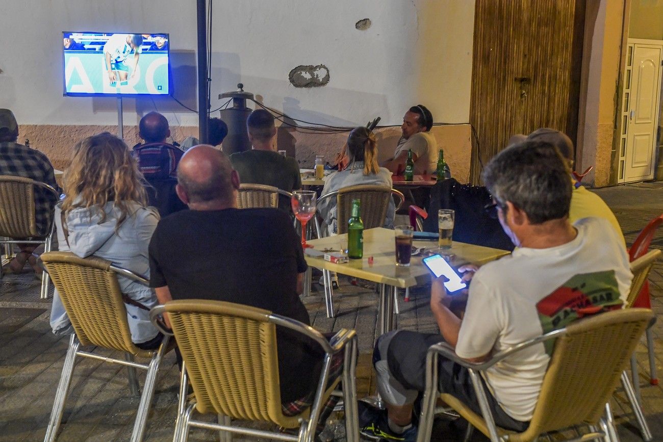 Aficionados de la UD ven la retransmisión del derbi canario en el Pilar