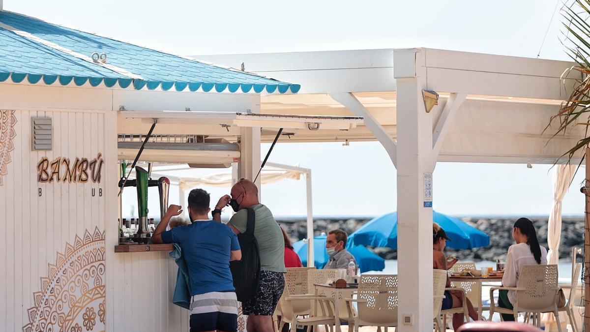 Uno de los ocho chiringuitos con los que cuenta la playa de Las Teresitas, en Santa Cruz de Tenerife.