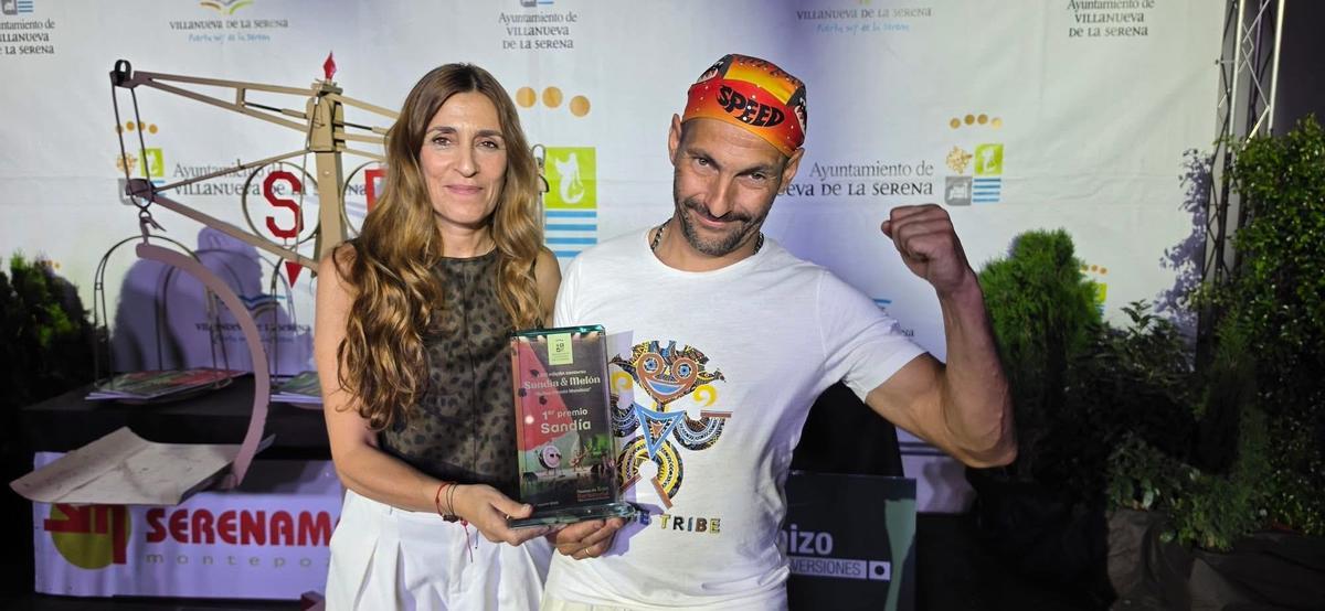Samuel Pérez, junto a alcaldesa de Villanueva, Ana Belén Fernández.