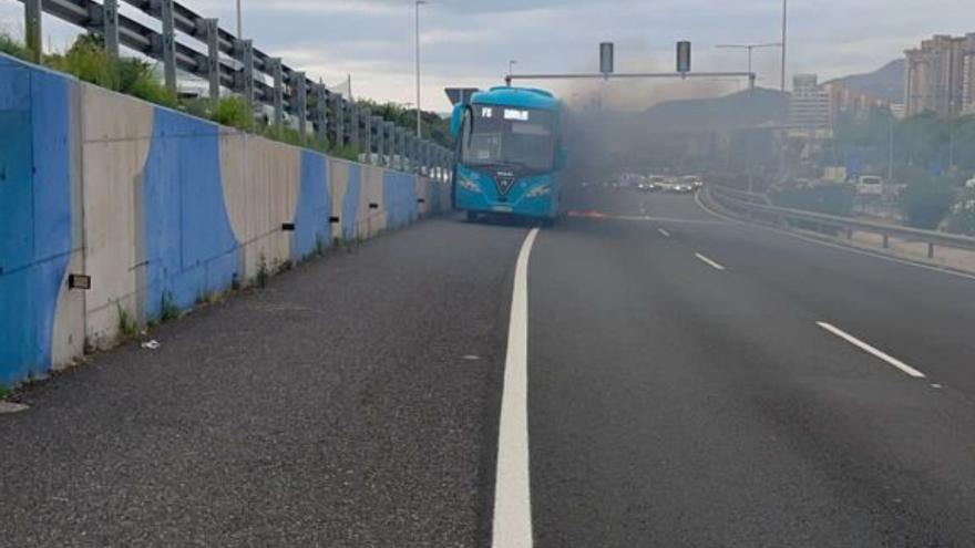 Una guagua de Global se incendia frente al Doctor Negrín