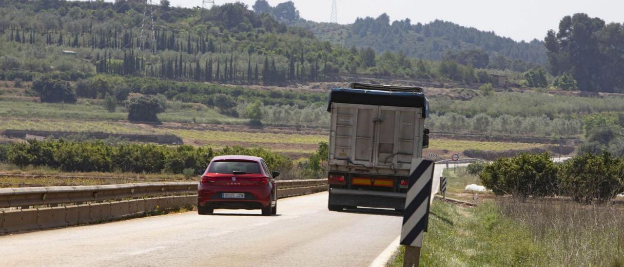 Un turismo adelanta a un camión en la carretera que va a ampliarse en término de Anna.  | PERALES IBORRA