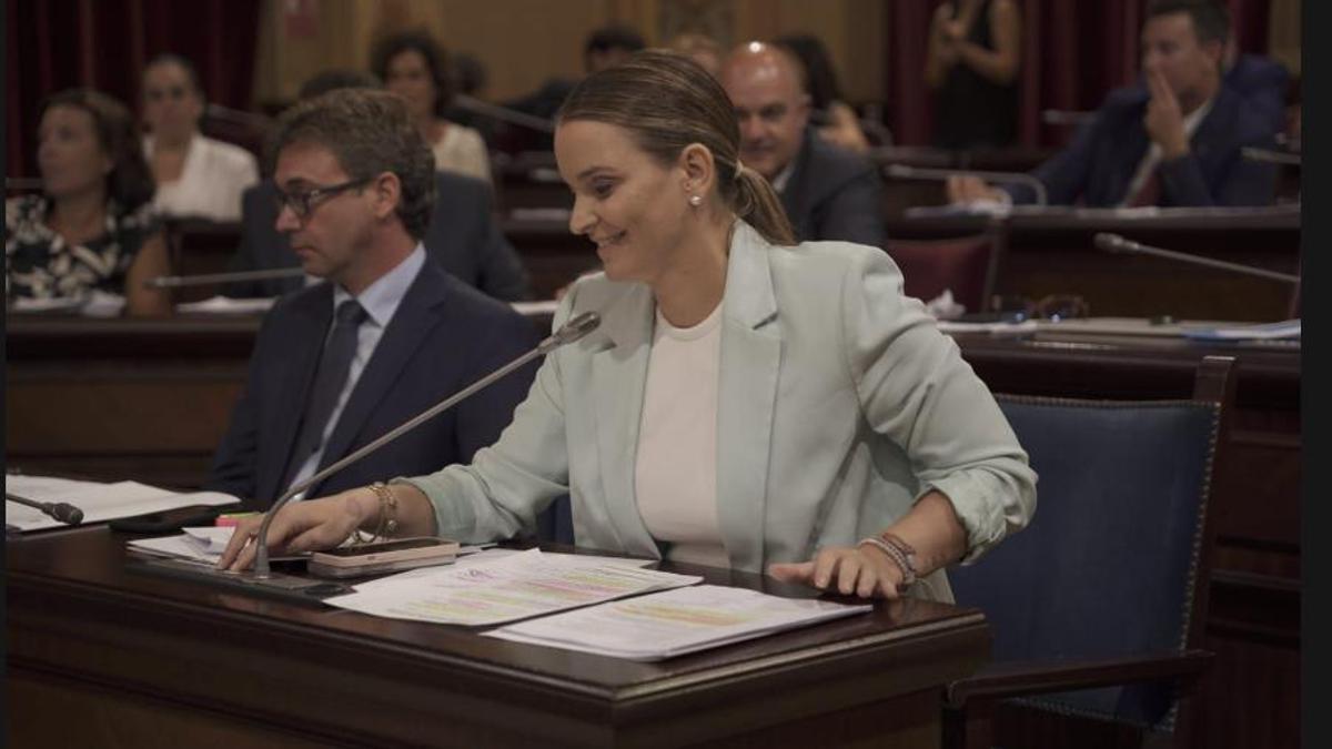 La presidenta del Govern, Marga Prohens, en el Parlament