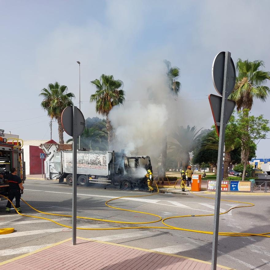Imagen de incendio del camión de recogida en el polígono industrial de Catral