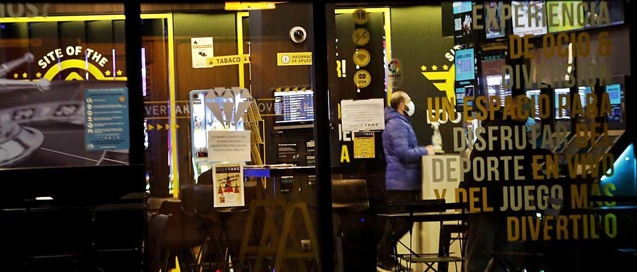 Una local de apuestas del barrio de O Calvario, abierto ayer a última hora de la tarde. |   // JOSÉ LORES