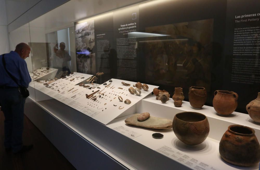 Rosa Aguilar, acompañada por integrantes de la Plataforma de la Aduana y la Asociación de Amigos del Museo de Málaga, ha visitado las instalaciones que, por el momento, siguen sin fecha de apertura co