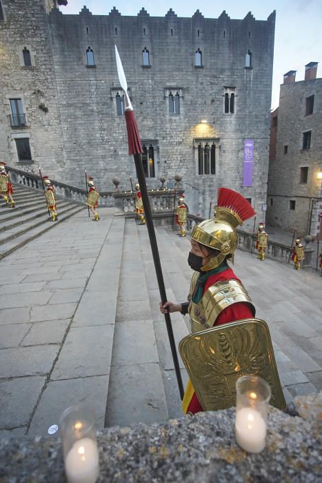 Girona viu el Divendres Sant amb l'acte de la Veneració de la Creu
