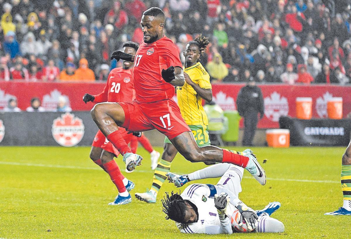 Larin, en un acción del partido ante Jamaica disputado en Toronto.