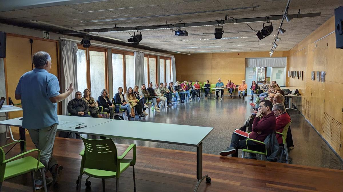 Entitats reunides en una assemblea del Centre Obert de Girona.