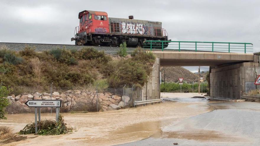 Una locomotora de Adif comprueba este viernes en Zaneta el estado de las vías que unen el tráfico ferroviario entre Murcia y Alicante, cortado por las intensas lluvias caídas en las últimas horas en las dos regiones.