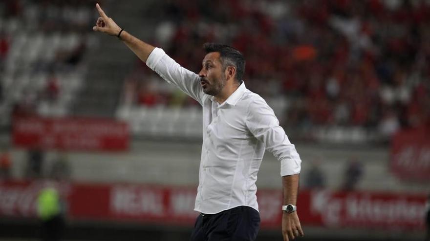 El técnico del Real Murcia, Manolo Herrero, da indicaciones desde el área técnica.